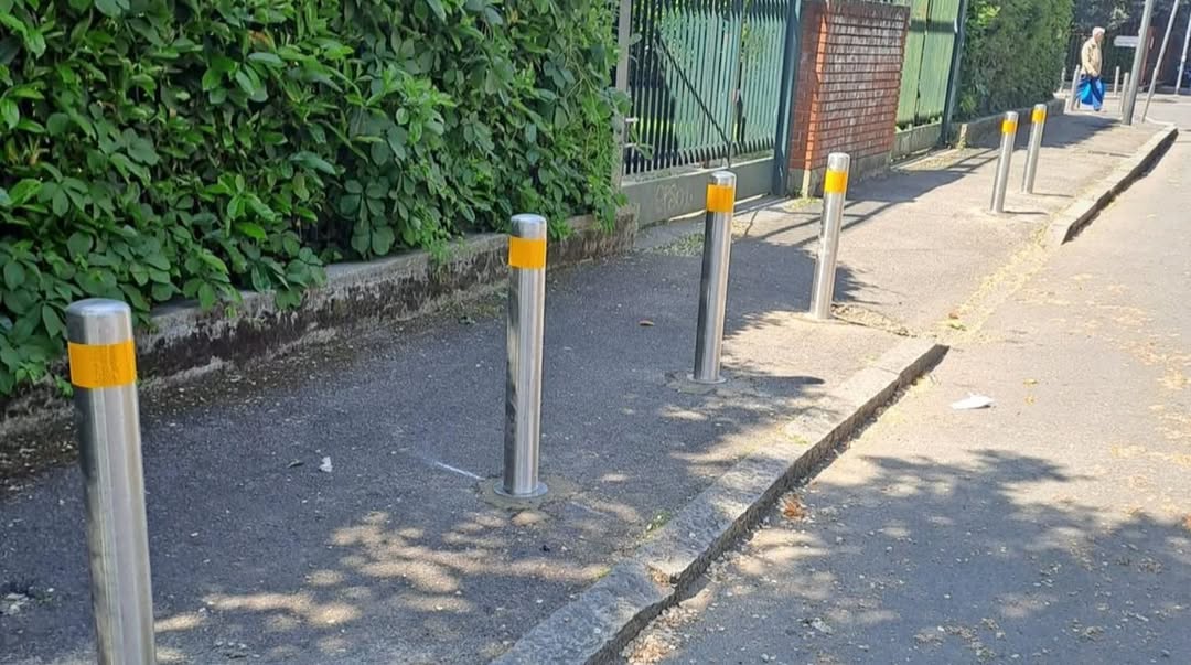MiTomorrow's tweet image. Crescenzago, nuovi paletti dissuasori davanti a una scuola in via Narni per proteggere marciapiede e pedoni. A Milano sono già oltre 500 gli interventi contro la sosta irregolare dalla fine del 2025 ⤵️

#Milano #2maggio2026

📸 marcogranelli.mi