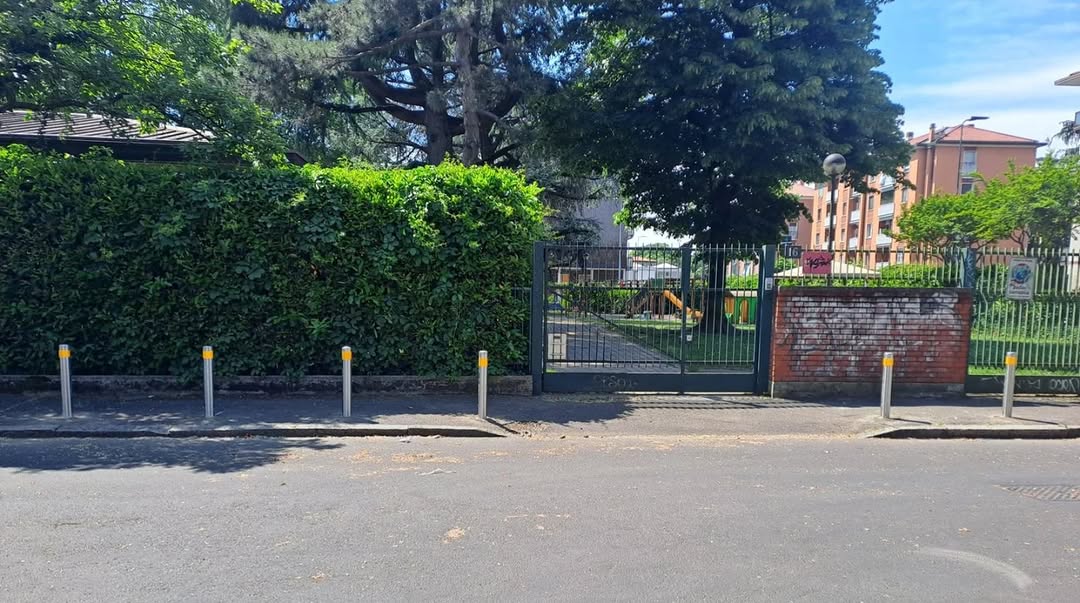 MiTomorrow's tweet image. Crescenzago, nuovi paletti dissuasori davanti a una scuola in via Narni per proteggere marciapiede e pedoni. A Milano sono già oltre 500 gli interventi contro la sosta irregolare dalla fine del 2025 ⤵️

#Milano #2maggio2026

📸 marcogranelli.mi