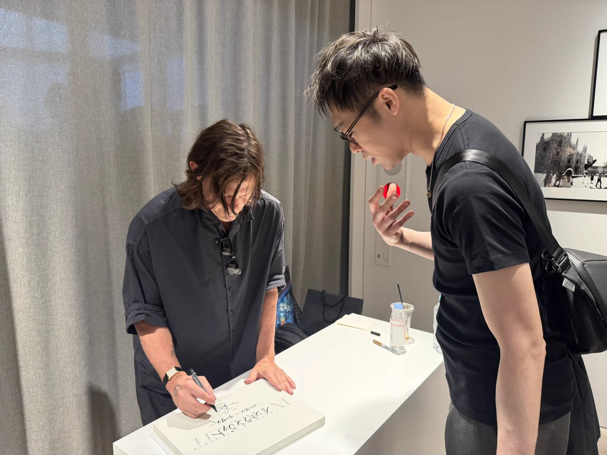 ノーマン・リーダス、東京写真展でファンに神対応連発も一時誤解騒動