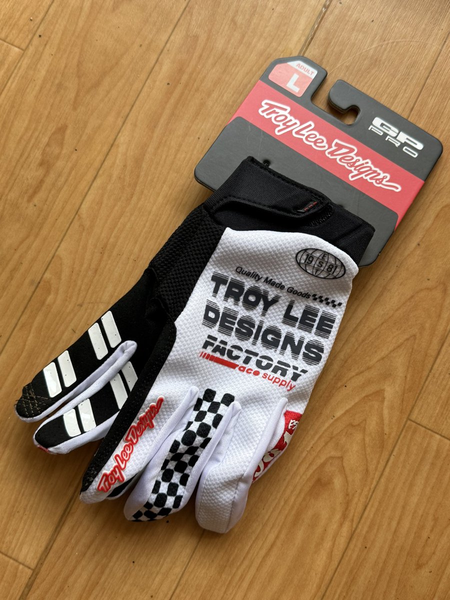 昨日タイチフラッグシップストアで買いましたグローブ🥊 トロイリー
