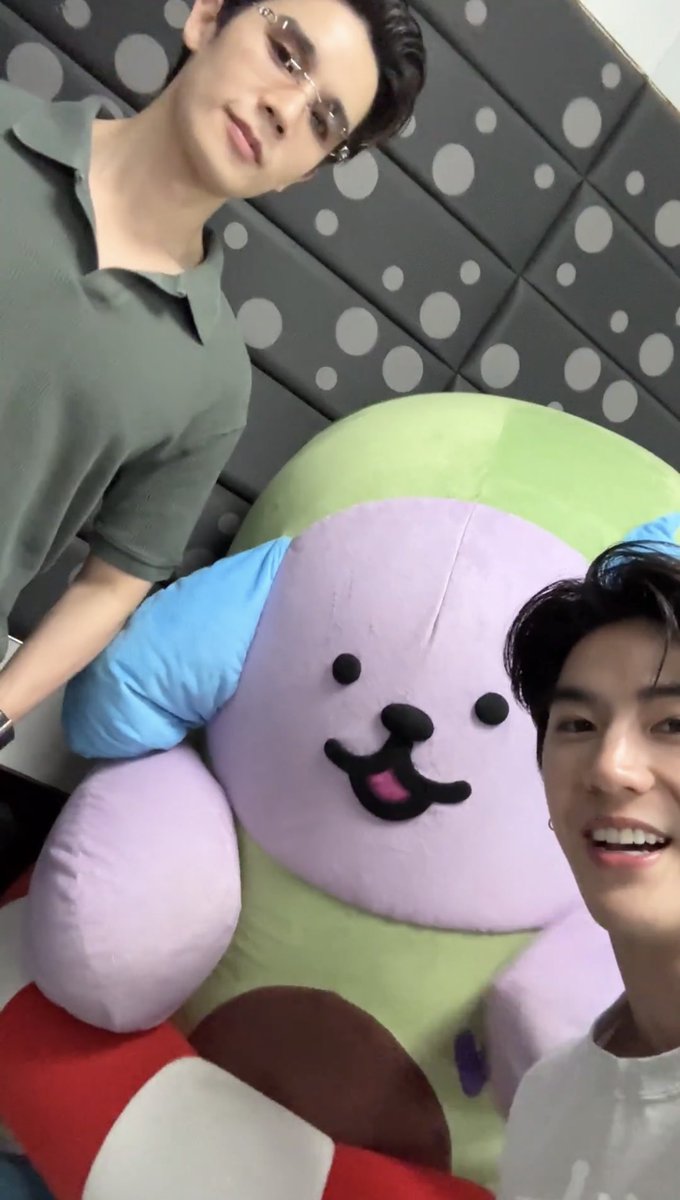 family selfie 😭😭😭😭😭😭😭