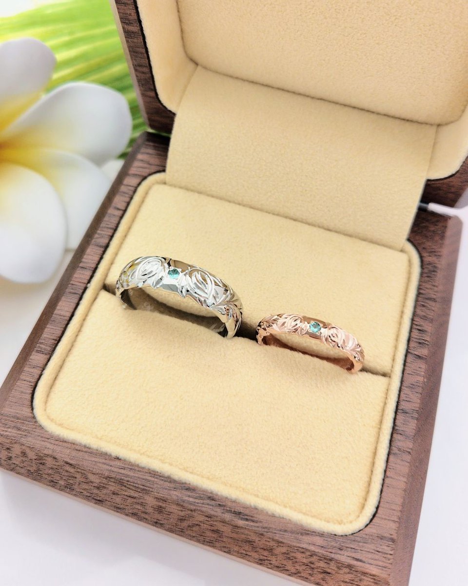 I様ご夫妻のご結婚指輪🌈お素材は「プラチナ950」と「ピンクゴールド」で、お幅は7㎜と4mmで✨デザインはゆらゆらと動きのある「マイレリーフ」🌿”聖なる繋がり・魔除け”の意味合いです🌺「ホヌ」を向かい合わせて、その真ん中にエメラルドのお石をセッティング💎ペア感の素敵なお仕上がりです🌊