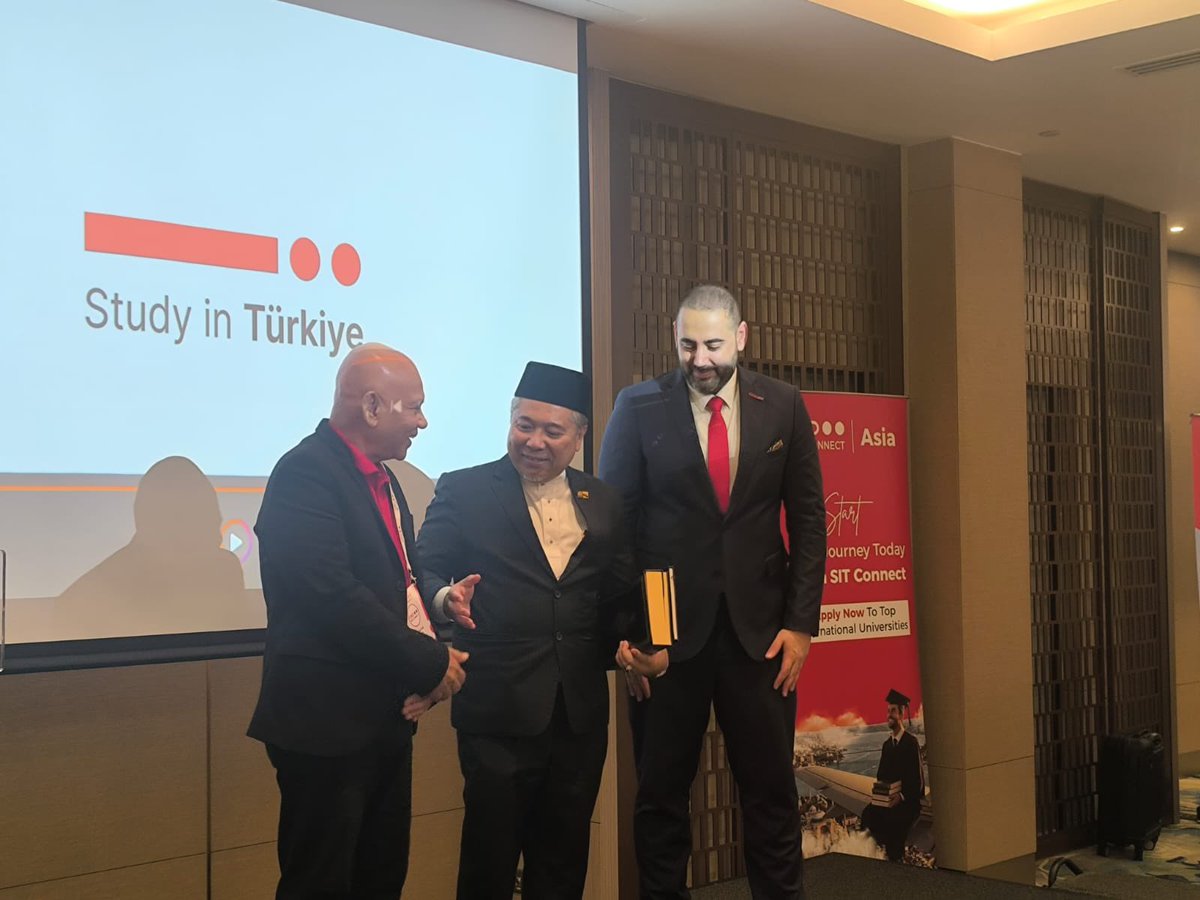 hamitersoy's tweet image. Brunei Darussalam’da düzenlenen “Study in Türkiye” Eğitim Fuarı 2026 kapsamında, Türkiye’nin yükseköğretim imkanlarını uluslararası öğrencilerle buluşturduk. 🇹🇷🌍  

#StudyInTürkiye #TürkiyeBursları #HigherEducation #EducationDiplomacy #Brunei #InternationalStudents