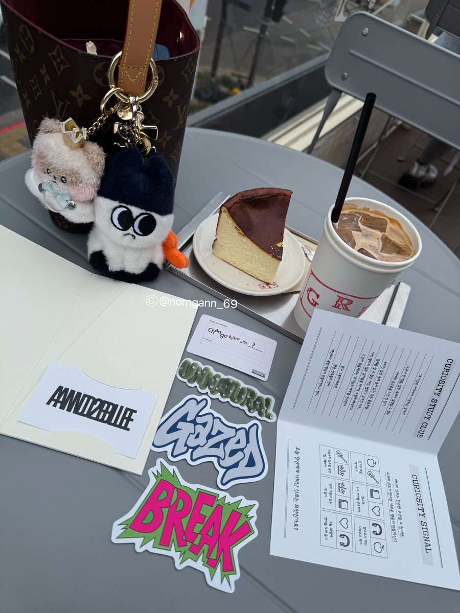 norngann_69's tweet image. มาแล้ววคาเฟ่แรก 📍 Grinroom그린룸 
Unnatural, gazed , break คือชื่อเพลงแน่เลย 
#Curiosity
#AND2BLE #앤더블
#AND2BLE_Curiosity