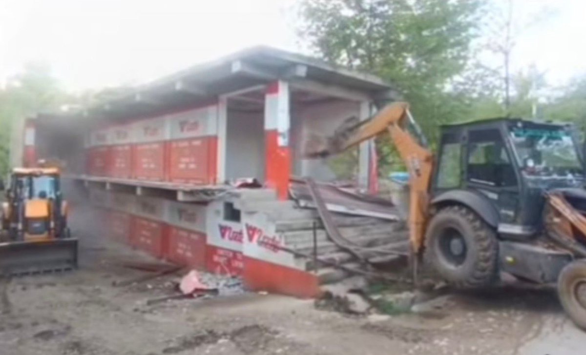 JnKFact's tweet image. Anantnag Police Strike Again: Illegal Property Worth ₹1 Crore of Notorious Drug Peddler Demolished

#jkfact #JammuKashmir