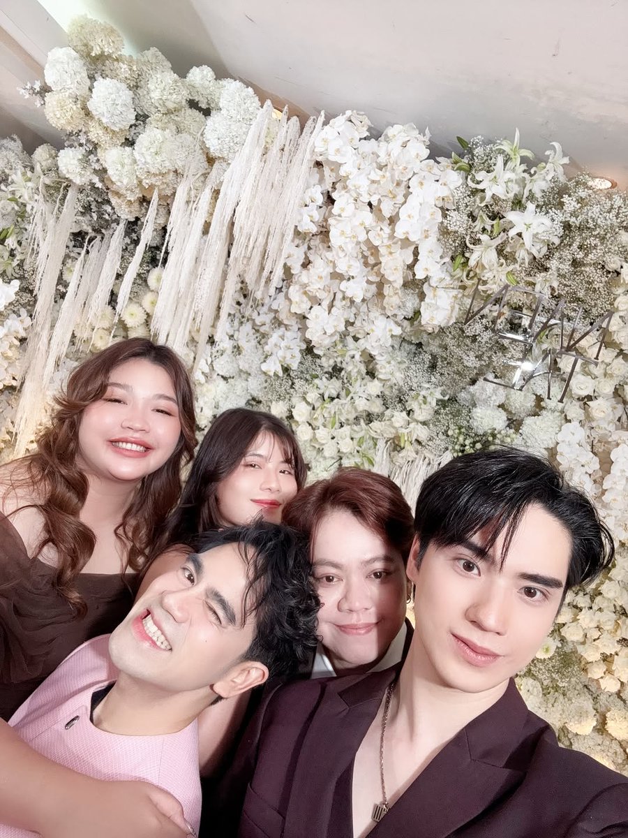 TEeInMyHeart1's tweet photo. IG: tee_jaruji 
💍 งานรวมญาติ มาแสดงความยินดีกับพี่สะใภ้และพี่ชาย ครับ 🥳🥰😘🎉
🥼 #verasalonstudio 

#NaenTaeweddingday 
#TaeDarvid 
#TEeThanapon #ตี๋ธนพล 
#COPTERPANUWAT 
#ขุณขิมมอญ #บาสเด็กอ้วนที่แท้จริง https://t.co/4gBChM2F3p