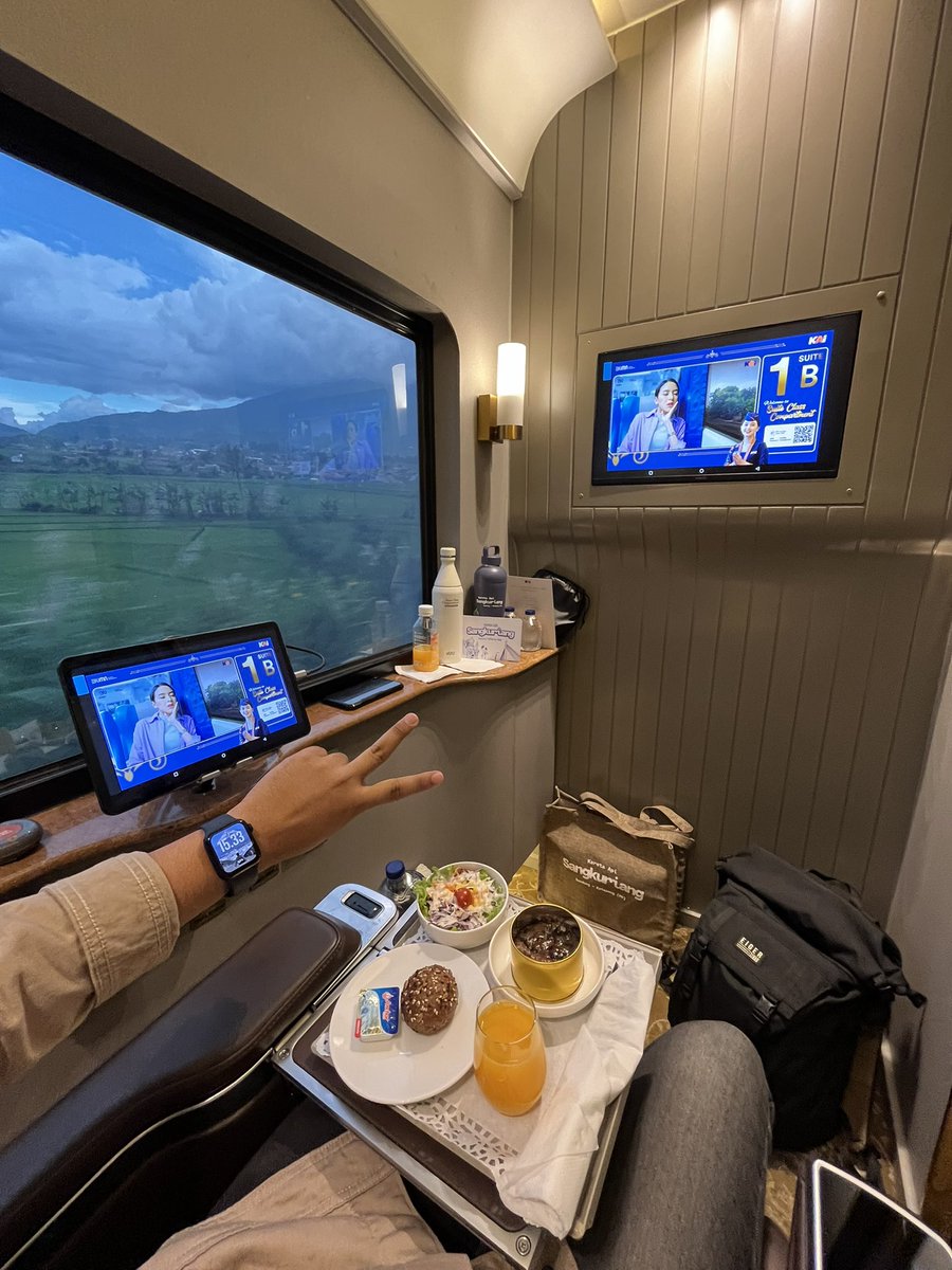 RKevin_Ramdhani's tweet photo. Perjalanan Perdana KA Sangkuriang, naik di kereta Suite Class Compartment. Bertemu langsung dengan pak DZ. Semangat ya pak! @KAI121 https://t.co/T2ApfnBhCe