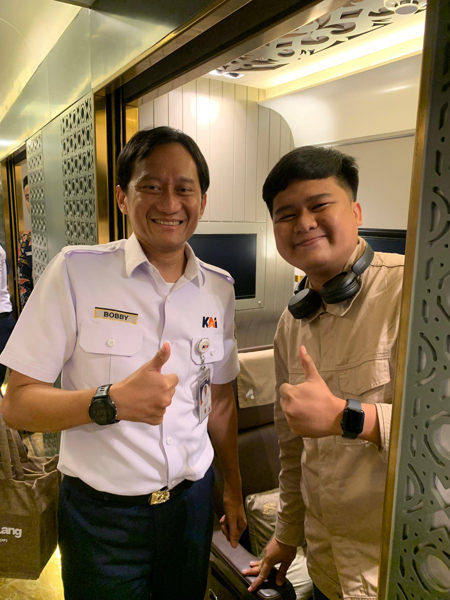 RKevin_Ramdhani's tweet photo. Perjalanan Perdana KA Sangkuriang, naik di kereta Suite Class Compartment. Bertemu langsung dengan pak DZ. Semangat ya pak! @KAI121 https://t.co/T2ApfnBhCe