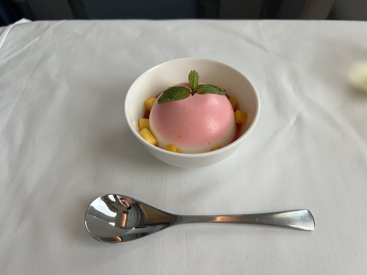 888johnny's tweet photo. デザートも美味しい。　#ANA機内食 https://t.co/CUc202srP6
