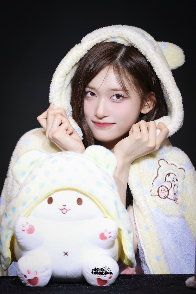 Leeseo teddy bear tweet media