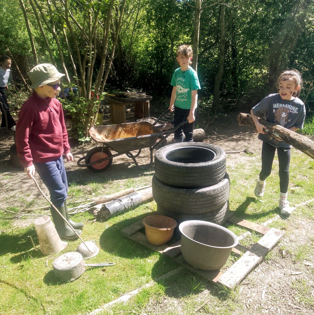 AlkringtonPS's tweet image. #4B #Forestschool This weeks Forest School was all about having  fun in the sun! Lots of tree climbing, whittling and designing a Forest Cafe! Teamwork, perseverence and building on confidence 💚