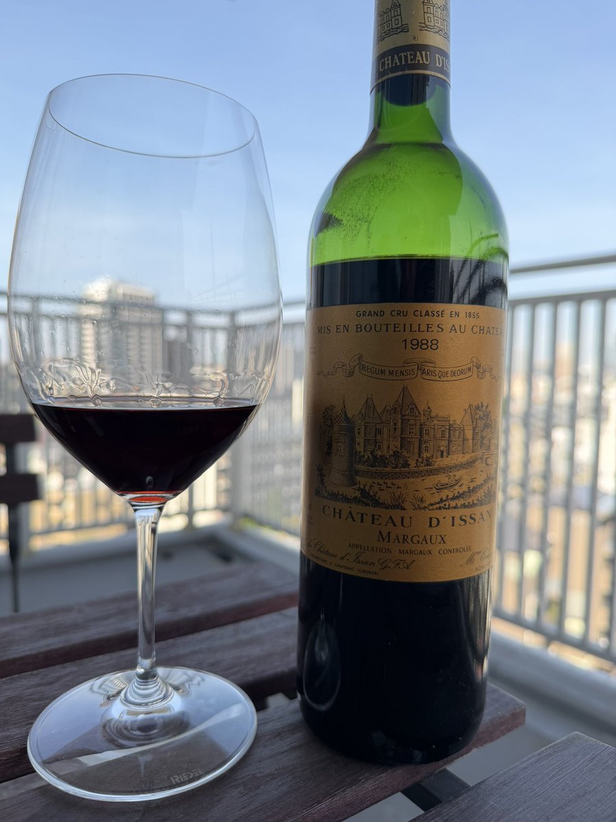 懇親会のくじ引きでゲットしてきたChateau d'Issan1998を開ける
3級格付けシャトーだから美味いのか、そもそもこの価格帯だから美味いのか、頂きものは美味いのか、38年も前の酒とは思えない若々しさも感じる一本

#シャトーディッサン #1988 #ボルドー #オールドワイン #マルゴー