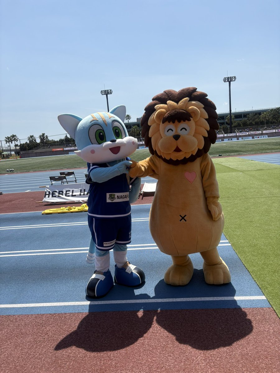 本日5/2は、ブリオベッカ浦安・市川の応援に伺いました。

会場は多くのサポーターの熱気に包まれ、子どもたちの笑顔やマスコット、チアの皆さんの盛り上げもあり、とても素晴らしい雰囲気でした。
試合は最後まで緊張感のある展開でしたが、PK戦の末に見事勝利！ 本当におめでとうございます。