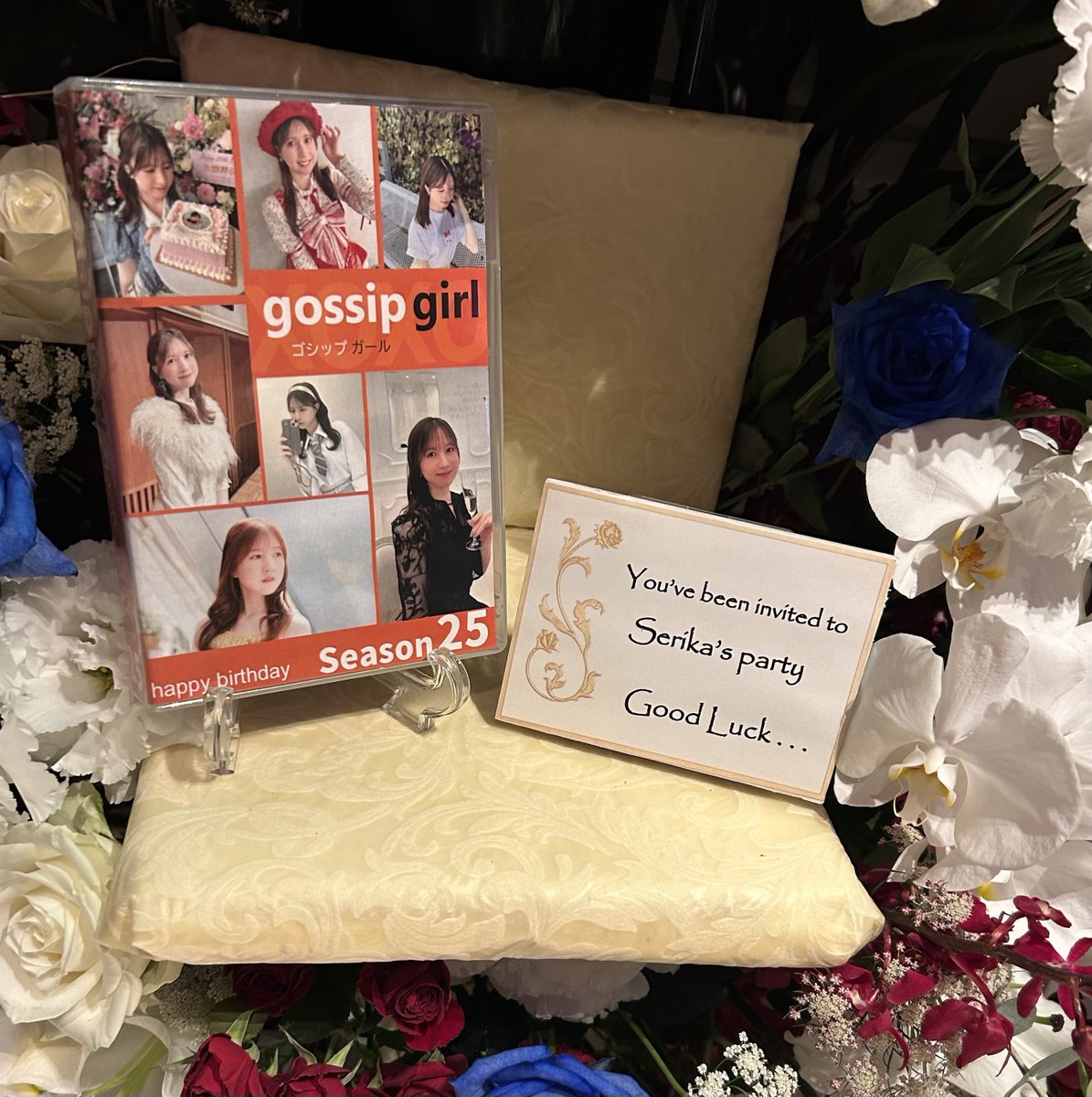 2023_serika's tweet photo. #永野芹佳生誕祭2026
スタンドフラワーです💐💫
芹佳ちゃんの好きな海外ドラマ「ゴシップガール」のモチーフで作成していただきました。
劇場に来られる方、配信でご覧になる方、みんなで盛り上げていきましょう🎂
#永野芹佳 https://t.co/LErxwDmQ5j