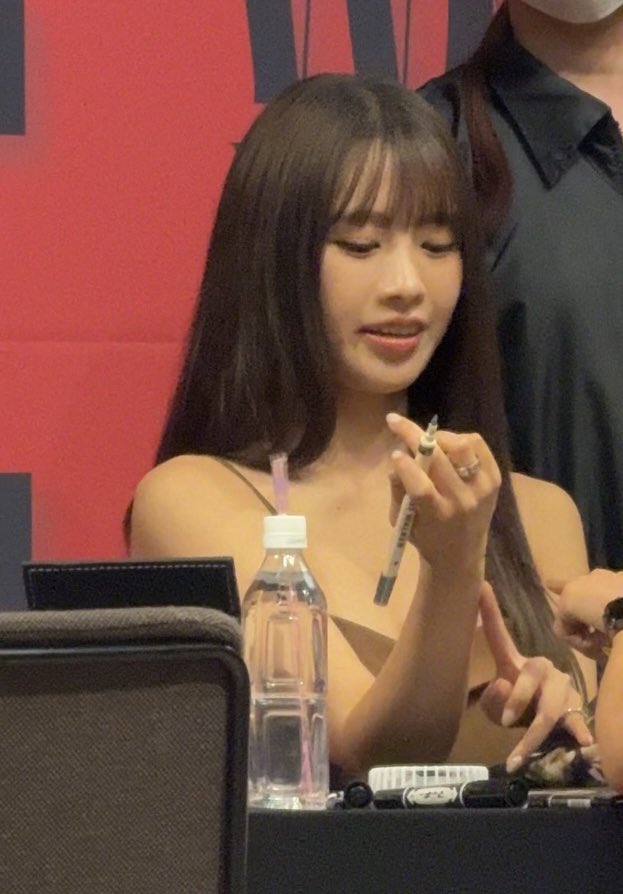 shiso_leaf's tweet photo. これはペンで汚れた腕を見せてくれてるナッティ(？)
#나띠 #NATTY #ナッティ #키스오브라이프 #KISSOFLIFE https://t.co/x2gh47F6Mr
