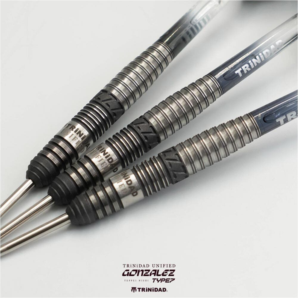 DARTSHIVE's tweet photo. 🆕新商品！🆕
TRiNiDAD UNIFIED Gonzalez Type7 西哲平選手モデル

🛒商品ページ https://t.co/rEEu467XYY

シリーズで続く樽型形状で、グリップの収まりとスムースなリリース感をブラッシュアップ。
西選手こだわりのマットブラックコーティングを使い、投げやすさとビジュアルを両立させて登場です。

ソフト、スティール、共に重点を置いたのは「リリース感」。
ウイングカットとダブルリングカットのコンビが、ナチュラルなグリップで細やかに力を伝えます。
フロントのリングと凸カット、このカットも添えた指にリリースまでの感覚を残してくれるんです。

バレルを持ち、テイクバックして、投げる。
リリースの瞬間までの動作を淀みなく繋いでくれる、そんなバレルです♪

#ダーツハイブ #ダーツ