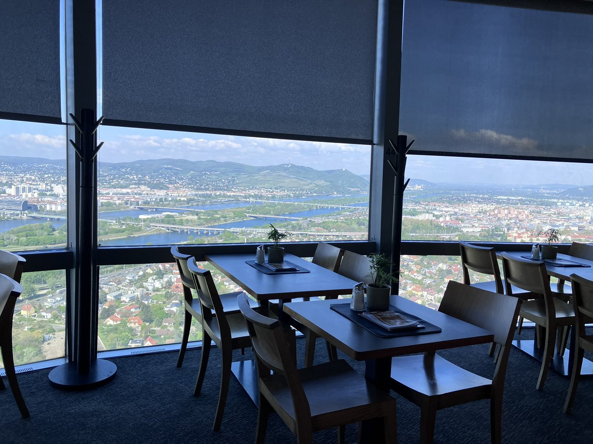 kaffee_jause's tweet image. 1時間位かけて回転するカフェ
今回は財布の都合で入らず🥺
帰国してから入っとけばと後悔
次の楽しみとしよう

2026.4.22
#austria #Wien #ウィーン #ドナウタワー