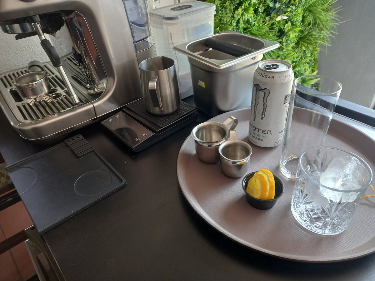 NeetAngry's tweet photo. Estupidez del día, mezclar cafe con monster blanco, el aspecto era una mierda pero sorprendentemente el sabor no era malo incluso era demasiado refrescante https://t.co/y4imsTt1tB