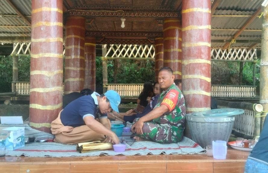Kodim_Tator's tweet image. Babinsa Koramil 1414-02/Rantepao Sertu Marly Saniba melaksanakan kegiatan pemantauan wilayah dilanjutkan komsos bersama masyarakat binaan di Kel. Tikala Kec. Tikala Kab. Toraja Utara.
Sabtu, 02/05/2026

#tniad
#TNIindonesia
#tetapsemangat
#bekerjaikhlas
#ewako
#TNIbersamarakyat
