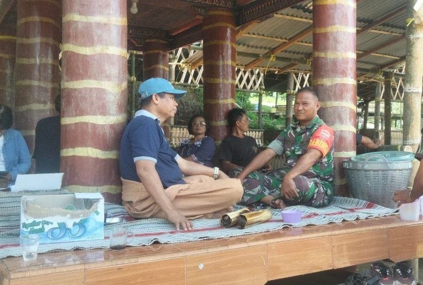 Kodim_Tator's tweet image. Babinsa Koramil 1414-02/Rantepao Sertu Marly Saniba melaksanakan kegiatan pemantauan wilayah dilanjutkan komsos bersama masyarakat binaan di Kel. Tikala Kec. Tikala Kab. Toraja Utara.
Sabtu, 02/05/2026

#tniad
#TNIindonesia
#tetapsemangat
#bekerjaikhlas
#ewako
#TNIbersamarakyat