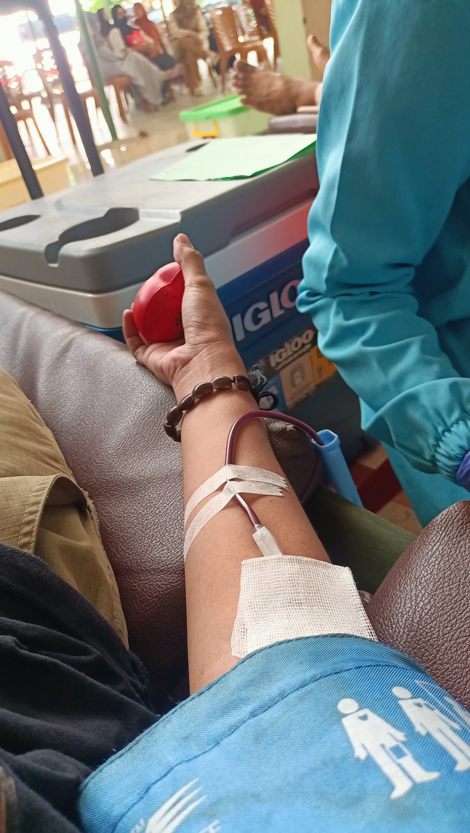 magentarius's tweet photo. Satu cita cita tercapai🤏🏻🎉
Kalo minggu kemarin keluyuran gk jelas naik krl, hari ini namjooningnya donor darah di mesjid deket rumah^^ https://t.co/6KRv1dJkU8