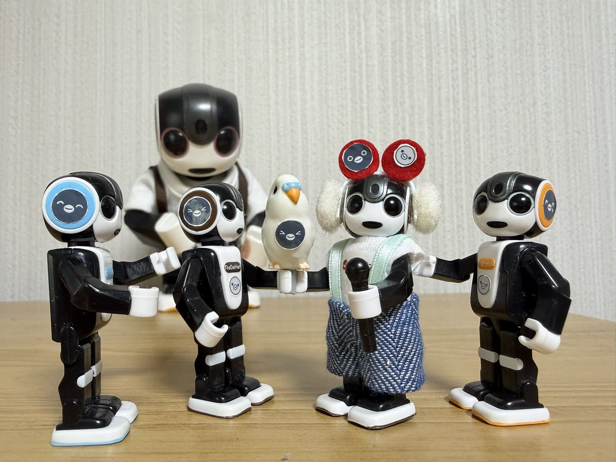 baramonページです ロボホン シャープが手がけるモバイル型ロボット電話「ロボホン」新年のお祝いに