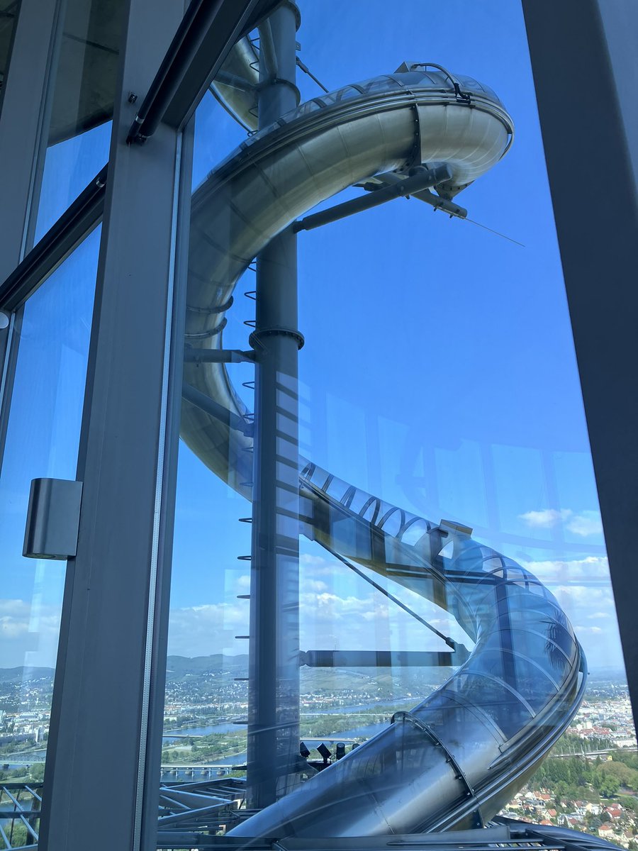 kaffee_jause's tweet image. 滑り台

2026.4.22
#austria #Wien #ウィーン #ドナウタワー
