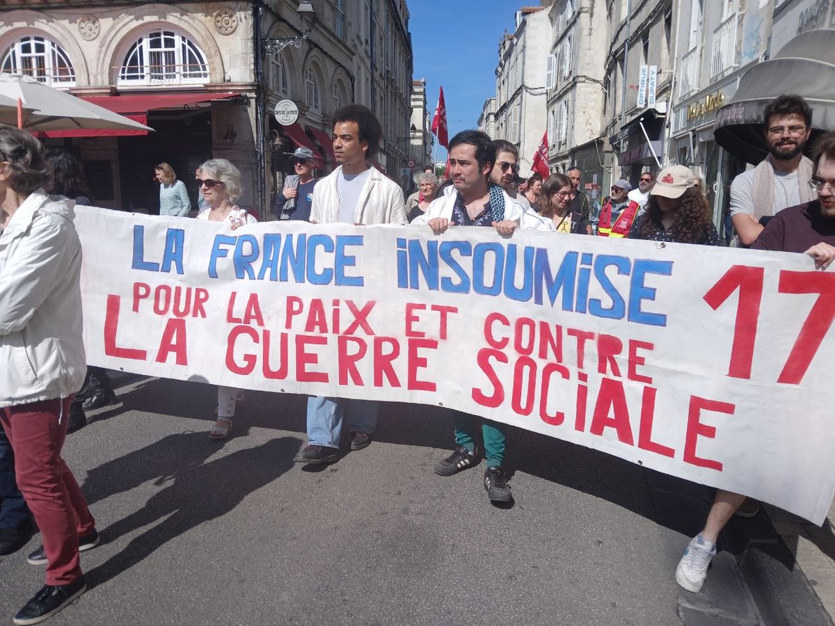 EricJacques117's tweet image. 🔴 À #LaRochelle, les insoumis, syndicats, collectifs antifascistes défilent pour la manifestation du #1erMai, journée internationale des droits des travailleurs qui se mobilisent pour exiger le blocage des prix immédiat, la taxation des superprofits et afin d'agir pour la paix.