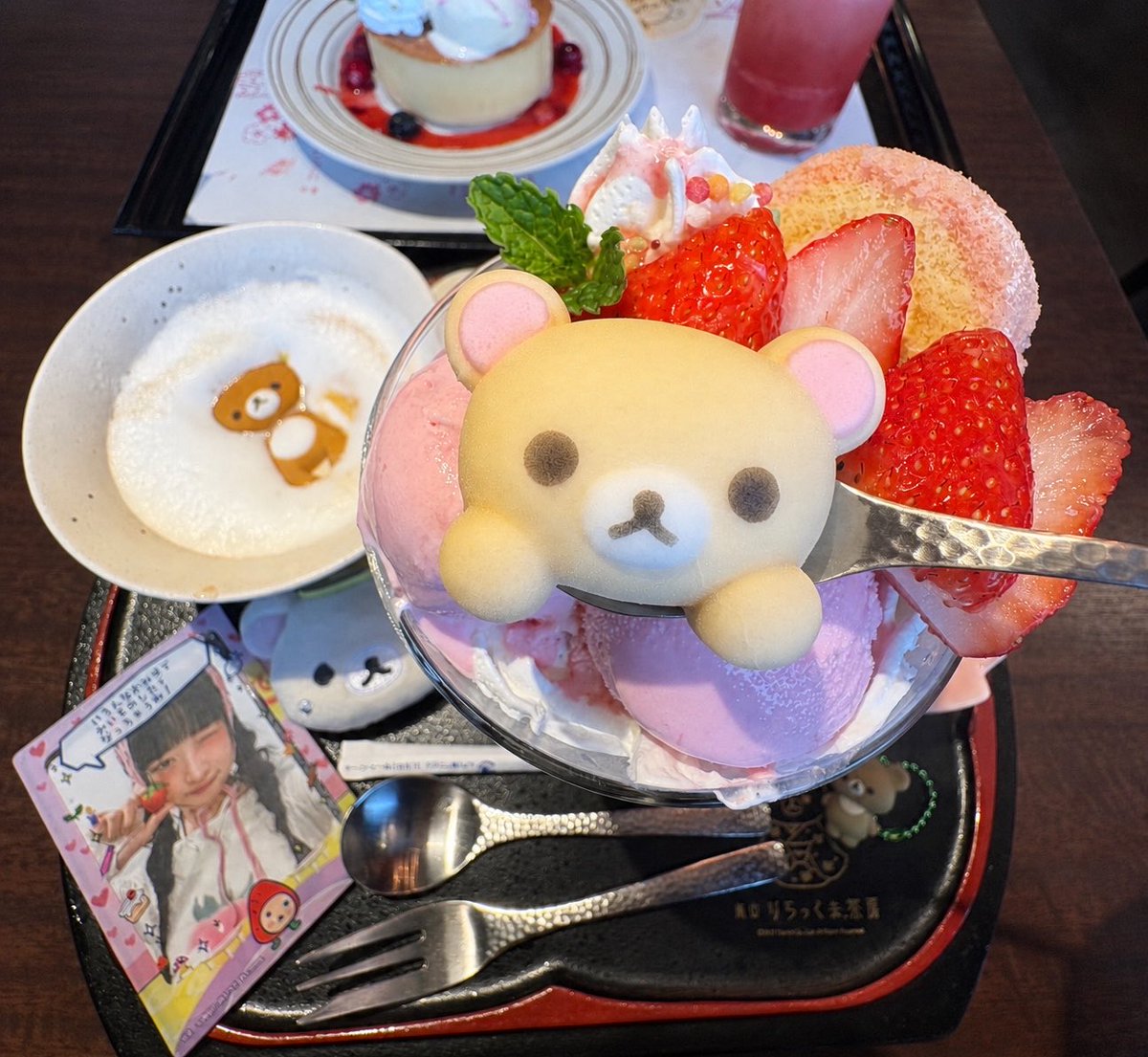 nqdlr0's tweet photo. 私がずーっと行きたかった嵐山のりらっくま茶房でオタ活してきた✦.*
コリラックマのパフェと苺れいぴょんが可愛すぎた߹-߹♡♡
 #ive   #IVE #레이 https://t.co/89vfmgc9Uo