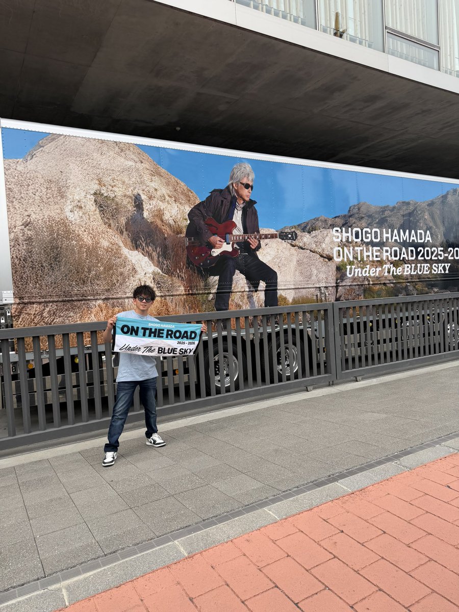 tsubasadropkick's tweet photo. 岡山芸術創造劇場 ハレノワに到着‼️
ツアートラックも発見✨✨
ついにこの日が来たんだ!!
LIVEには来れなかったけど会場に来た
両親と合流してグッズ売り場へ💨
母さんからスマホスタンドプレゼントしてくた😍
初めて1人で見る省吾さんのLIVE
ドキがムネムネしとります✌️
#浜田省吾
#Secondperiod
#ONTHEROAD