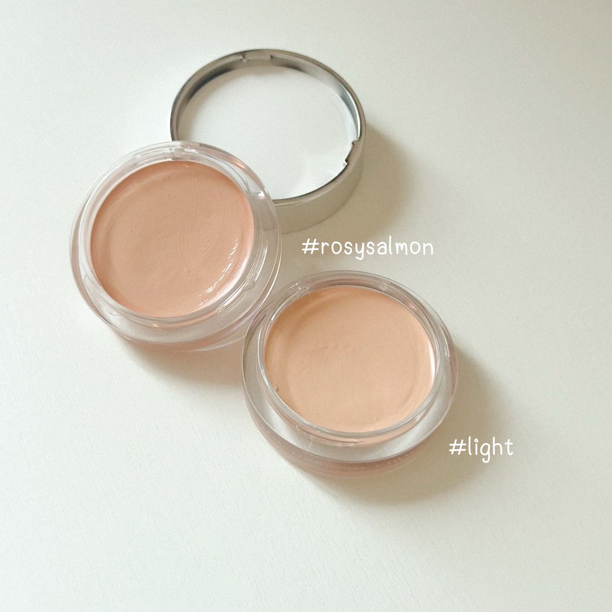 tthingtingg's tweet photo. Concealer ที่ใช้ช่วงนี้ของ glow not dry concealer มี 2 สีใน 1 ตลับคือดีเลย สีที่เขาให้มาก็คือจับคู่สีมาถูกต้องใช้คู่กันได้เลยเกลี่ยแล้วแนบไปกับผิวดี เนื้อไม่แห้ง ไม่เป็นคราบ ปิดตาคล่ำได้ดีเลย ถิงใช้นิ้วแตะแล้วลงที่ตา 3 จุดแล้วใช้แปรงเกลี่ยจะควบคุมปริมาณได้ดี 
#Glow
#คอนซีลเลอร์ https://t.co/DNq1ncrYVv
