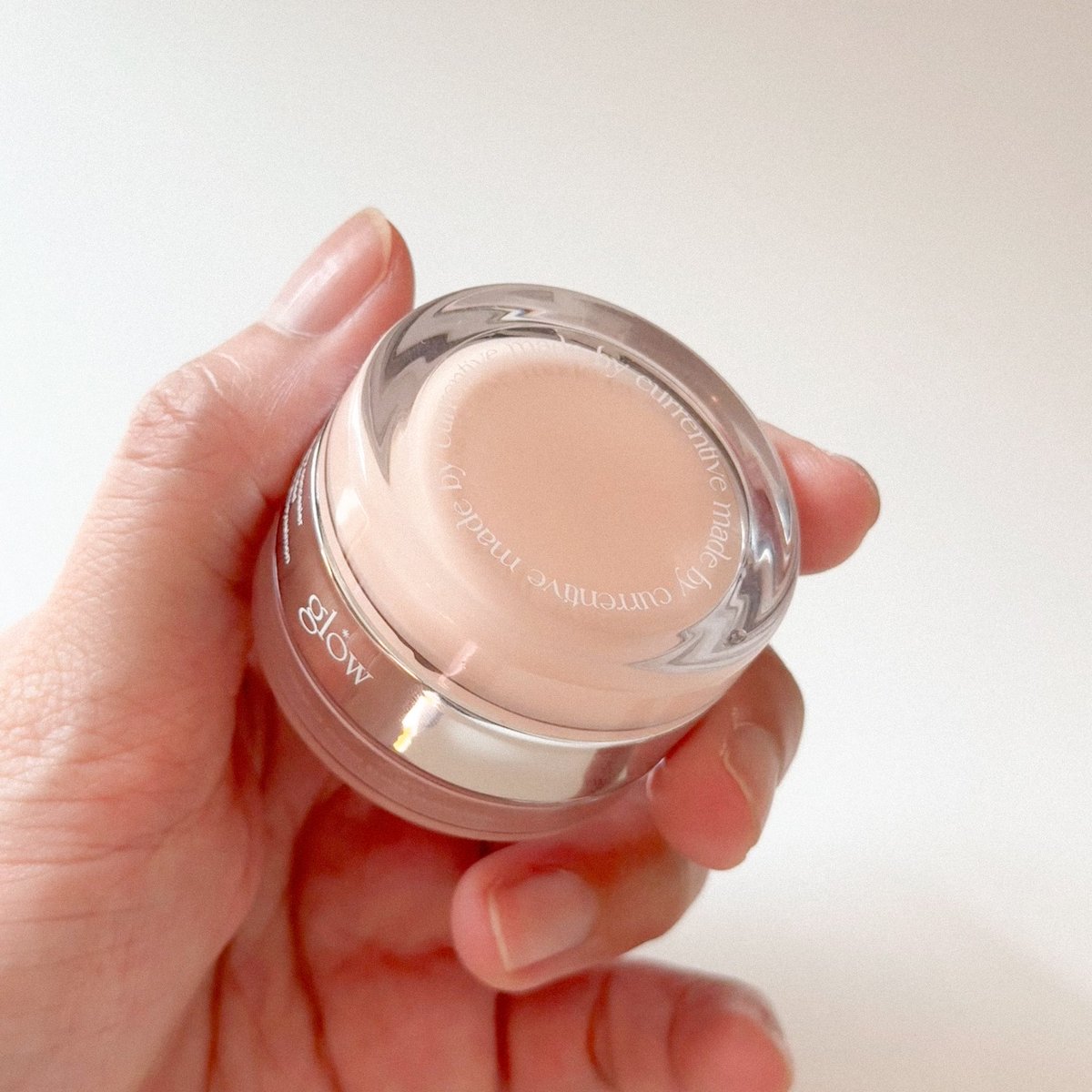 tthingtingg's tweet photo. Concealer ที่ใช้ช่วงนี้ของ glow not dry concealer มี 2 สีใน 1 ตลับคือดีเลย สีที่เขาให้มาก็คือจับคู่สีมาถูกต้องใช้คู่กันได้เลยเกลี่ยแล้วแนบไปกับผิวดี เนื้อไม่แห้ง ไม่เป็นคราบ ปิดตาคล่ำได้ดีเลย ถิงใช้นิ้วแตะแล้วลงที่ตา 3 จุดแล้วใช้แปรงเกลี่ยจะควบคุมปริมาณได้ดี 
#Glow
#คอนซีลเลอร์ https://t.co/DNq1ncrYVv