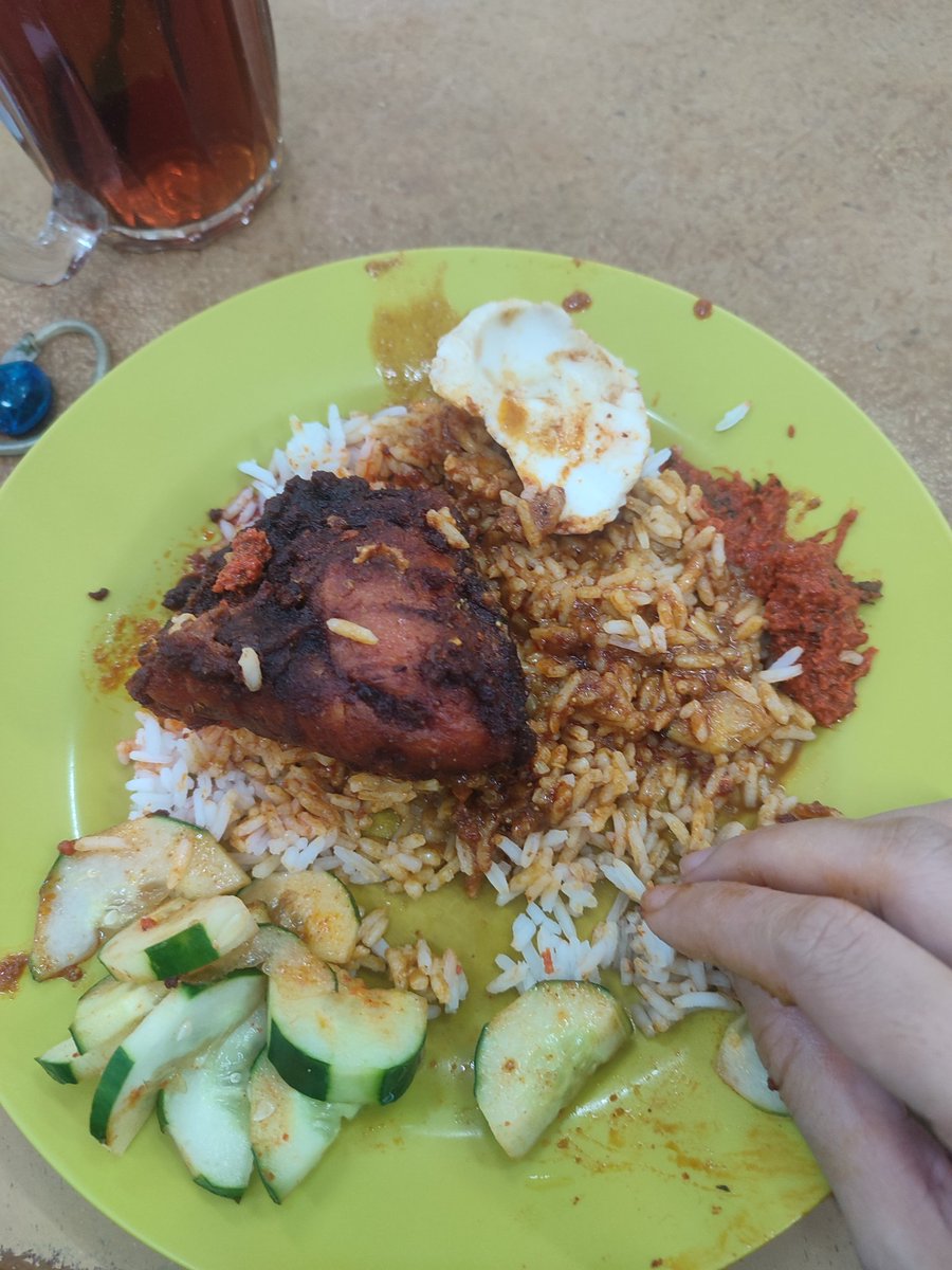 Berkegiatan setengah hari ini di Ipoh:
Cuacanya enak bgt untuk lari pagi tp jam mati lol. Balik ke hostel, mandi &amp; liat2 krn nyeni interiornya. Cobain nasi ganja yg yaudah aja. 
Krn panas pol, mampir makan yogurt~
