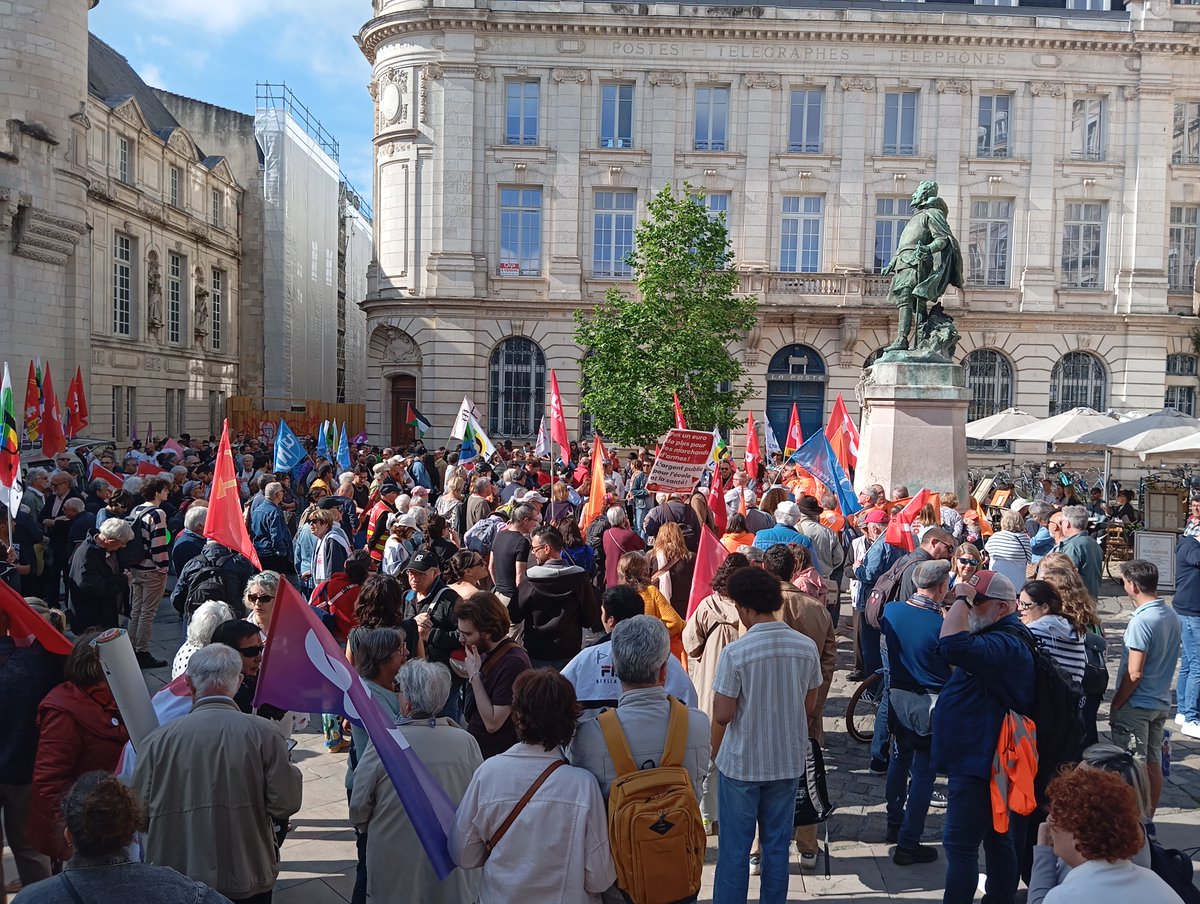 EricJacques117's tweet image. 🔴 À #LaRochelle, les insoumis, syndicats, collectifs antifascistes défilent pour la manifestation du #1erMai, journée internationale des droits des travailleurs qui se mobilisent pour exiger le blocage des prix immédiat, la taxation des superprofits et afin d'agir pour la paix.