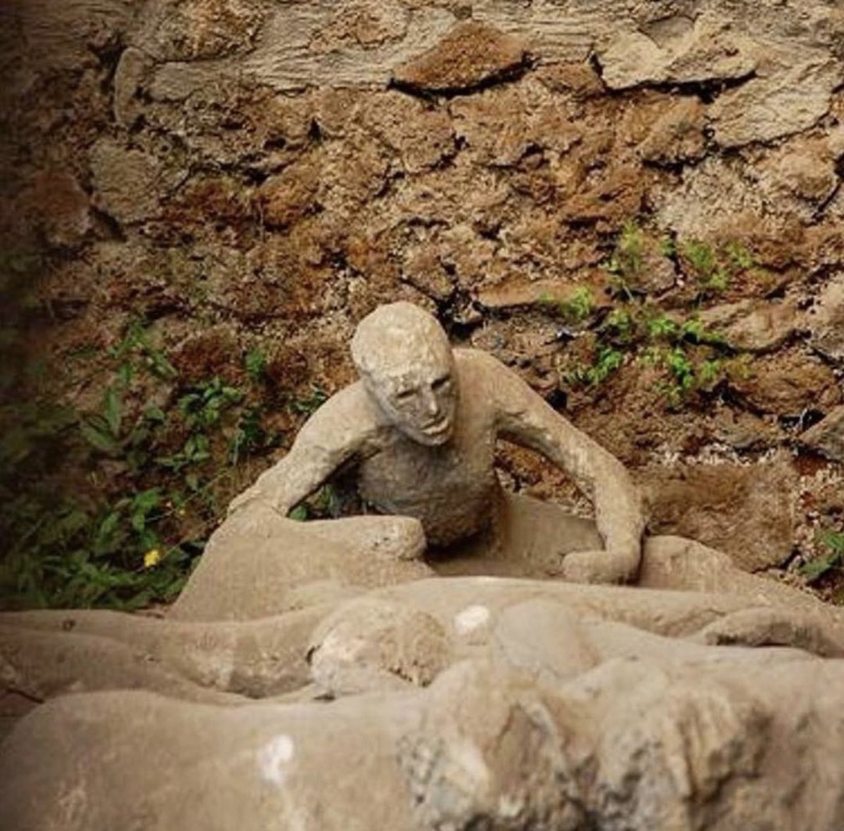 MaaritJohannaH's tweet image. Frozen in Time: An ash corpse crawls over bodies in Pompeii, Italy. Photo by Trevor Keyler. #pompeii