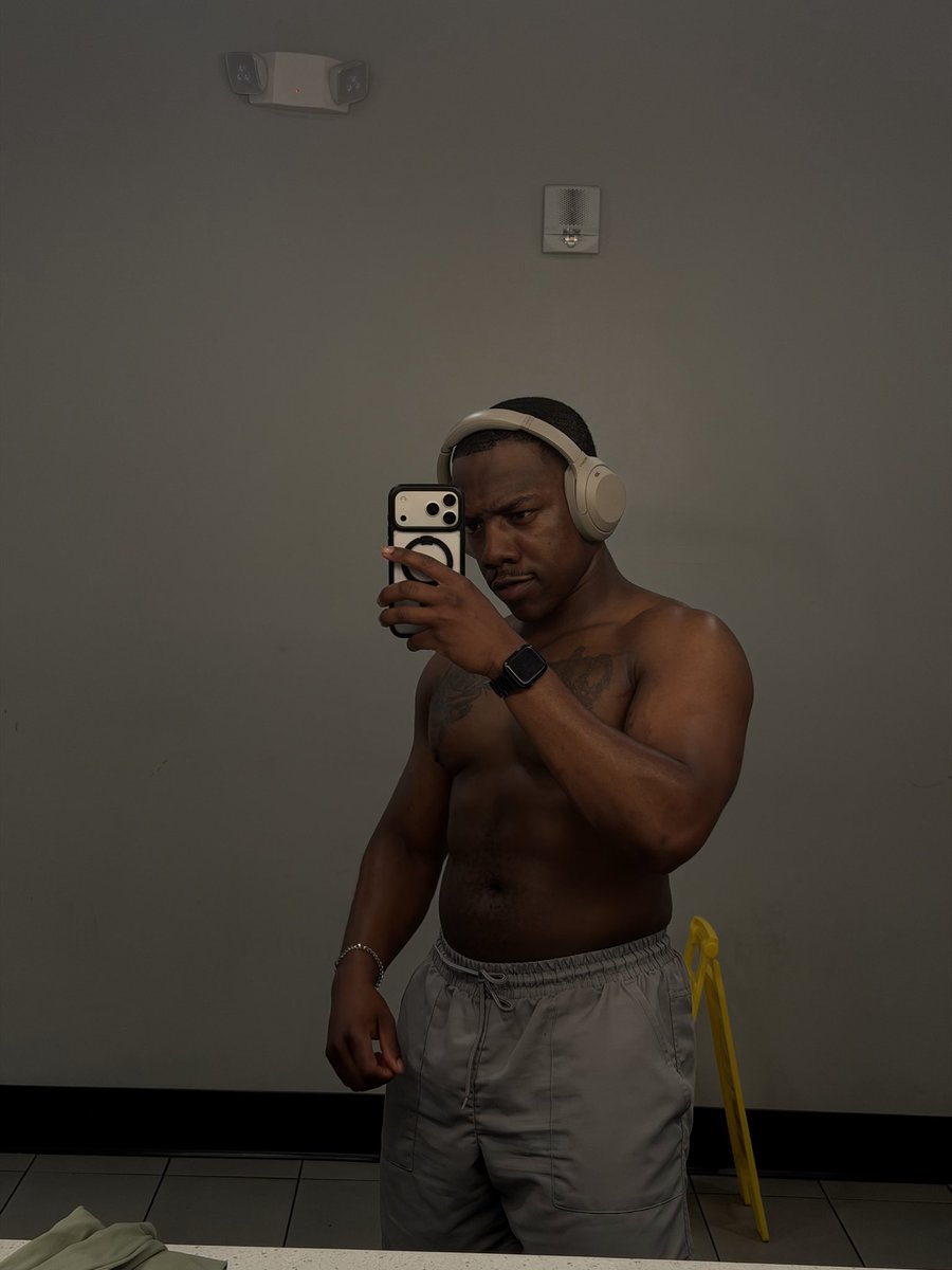 MKingCRF's tweet photo. Friday night at the gym https://t.co/vvbYM8kuQM