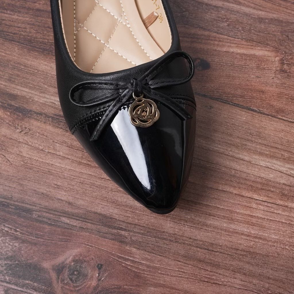 Flatshoes Hitam Andalan
Kuliah Sampai Interview Tetep Kepake!

Kalau kamu lagi cari flatshoes yang simple tapi kepake terus, ini bisa jadi pilihanmu juga 🤍
