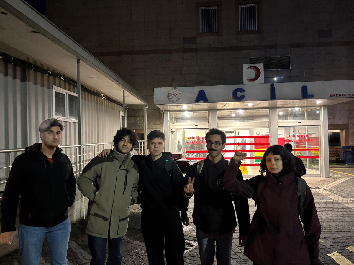 Taksim iradesinden geri adım atmadıkları için gözaltına alınan tüm yoldaşlarımızı geri aldık! 

Yasaklar sizinse meydanlar bizim!