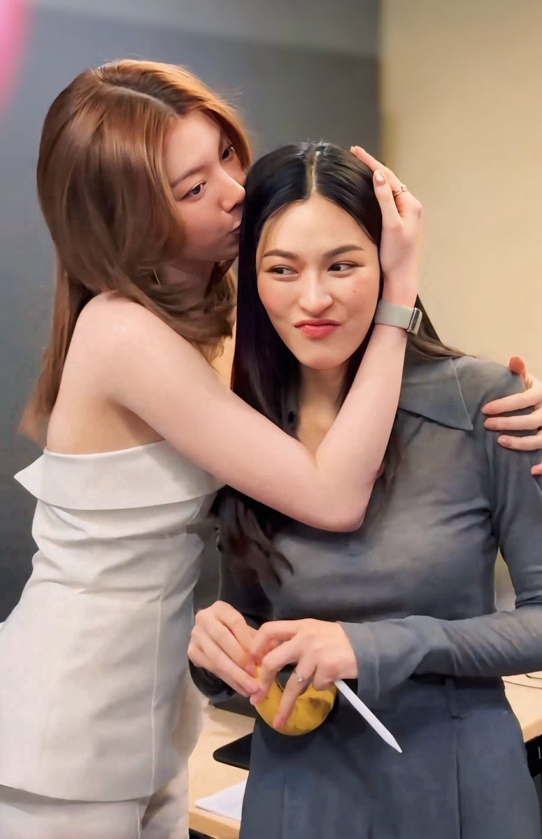 elaikwong's tweet photo. #LingOrm

“Grow up quickly.”

What Ling meant: Grow up fast so I can wife you up already 
What Orm did: 173 → 175 https://t.co/a8IJ0y7GjO