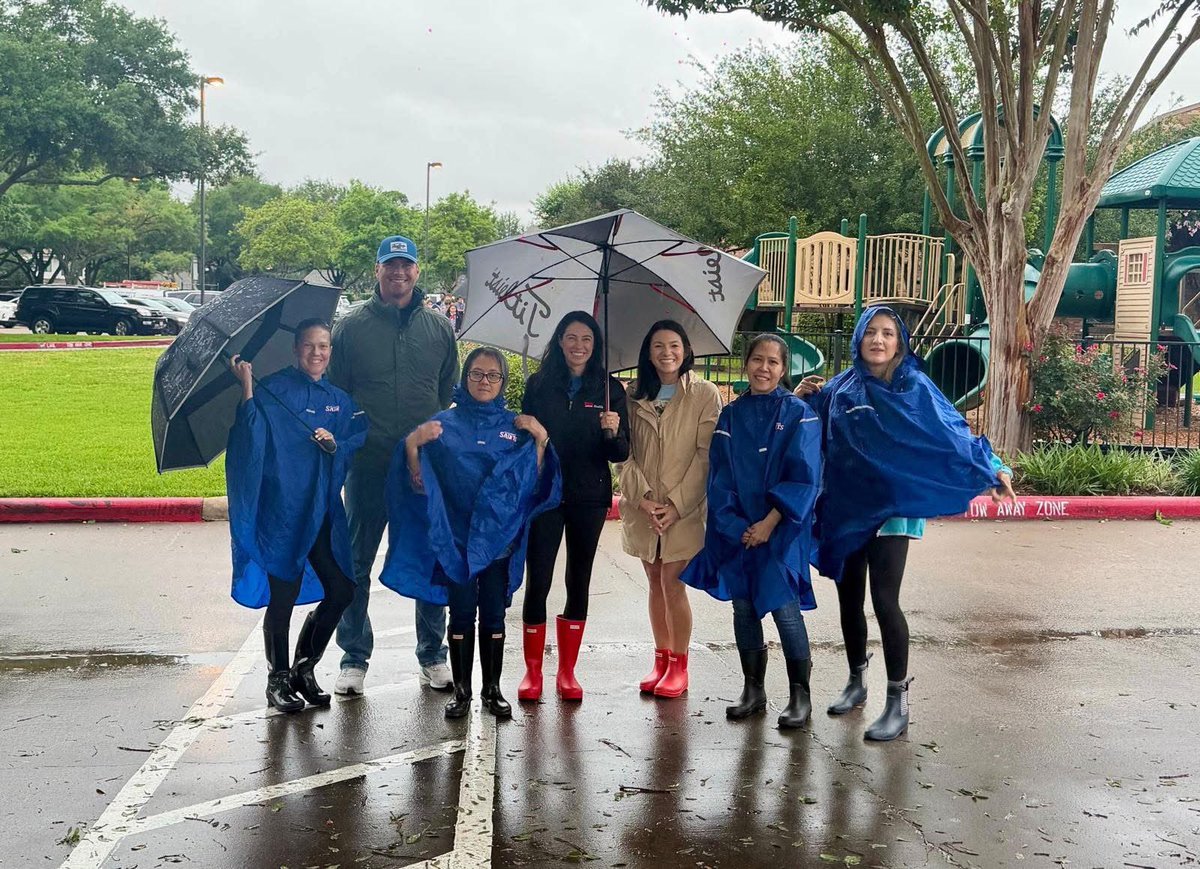 StLaurenceCS's tweet image. A big thank you to our rainy day carpool crew for opening doors extra early today to welcome our 2nd graders for May Crowning. We are so grateful for you! #CarpoolVolunteers #Blessings ☔️🙏