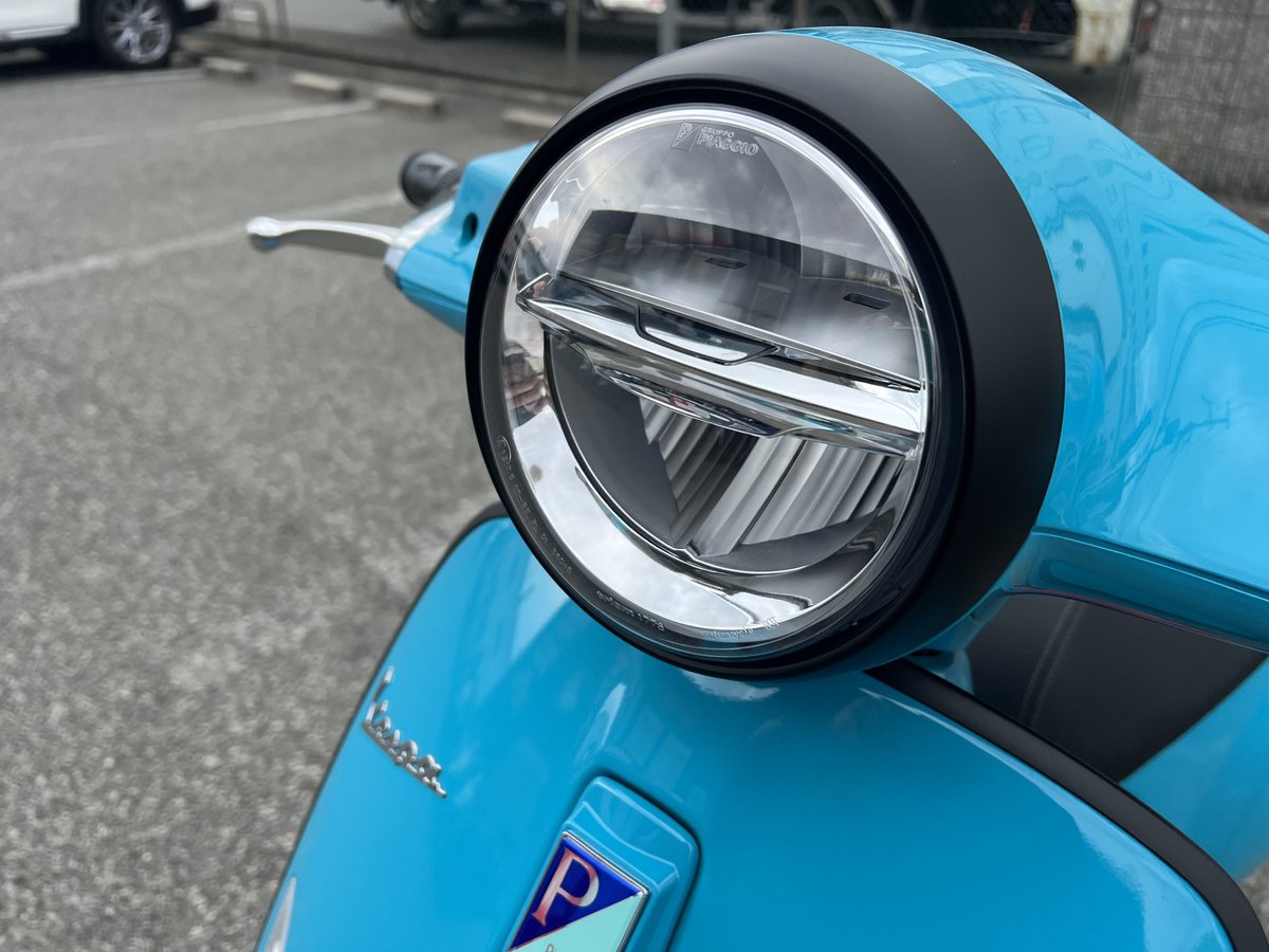 mfd_kobe's tweet image. 【新入荷】Vespa Primavera Color Vibe 150 🇮🇹

ブルー×オレンジの限定カラーが目を引く一台✨ 
走行わずか12km
150ccなので高速走行もOK！
お洒落にパワフルに移動したい方にぴったり。 
映えるこのスタイルぜひ店頭でご覧ください。

詳細👇 
moto.webike.net/bike_detail/24…

#ベスパ #Vespa #MFD神戸店