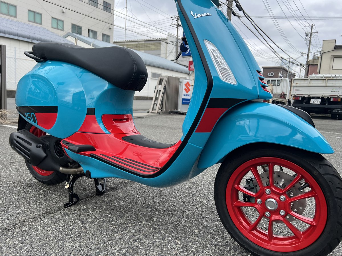 mfd_kobe's tweet image. 【新入荷】Vespa Primavera Color Vibe 150 🇮🇹

ブルー×オレンジの限定カラーが目を引く一台✨ 
走行わずか12km
150ccなので高速走行もOK！
お洒落にパワフルに移動したい方にぴったり。 
映えるこのスタイルぜひ店頭でご覧ください。

詳細👇 
moto.webike.net/bike_detail/24…

#ベスパ #Vespa #MFD神戸店