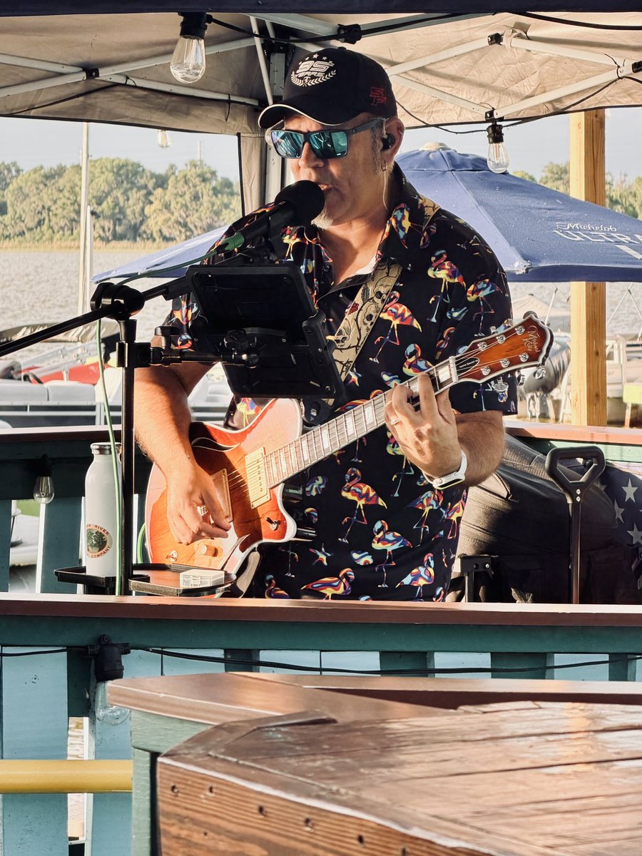 JP2Guitar's tweet image. Had a great time at Coco Locos Tiki Bar at Lake Eustis Waterfront Grille today, can’t wait for the next time!!!!
.
.
#music #live #solo #acoustic #eustis #cocolocos #IRMC #JP2Guitar