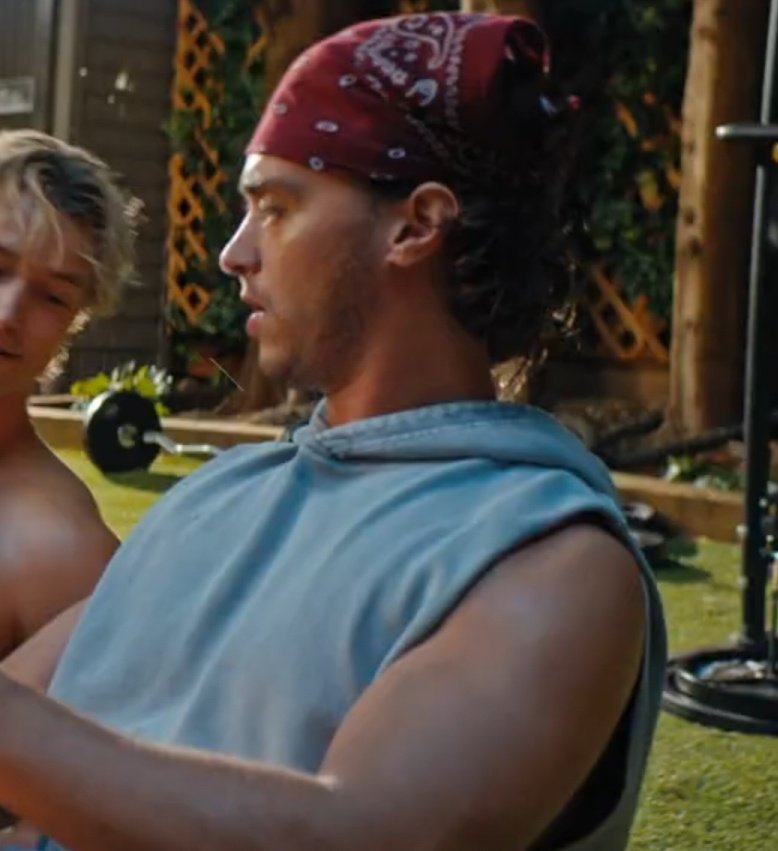 fico no soro só de lembrar que vou ver john logan de boné pra trás e bandana
