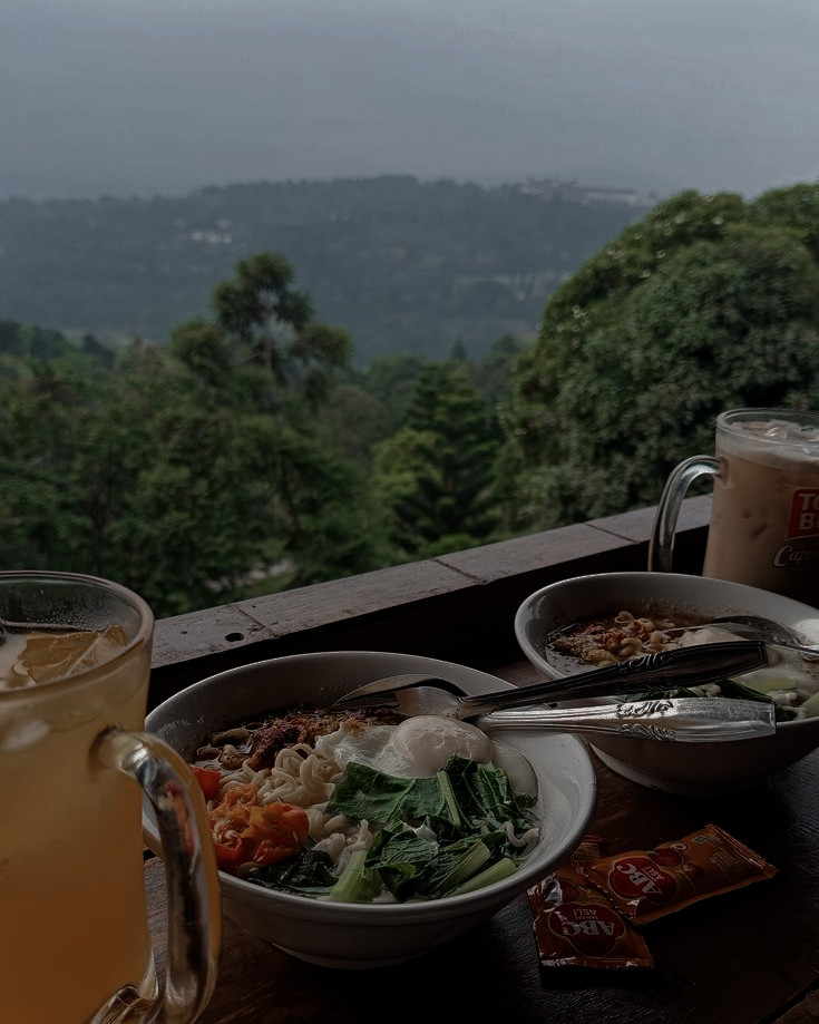 Eblousainte's tweet photo. ⠀
Kalau Ibu tau dua anaknya menghilang pagi-pagi buat makan indomie di puncak, pasti ceramahnya panjang kali lebar kali tinggi.

Sekar bagian request, Mas Dana bagian gas.
⠀ https://t.co/wcZB0ivH30