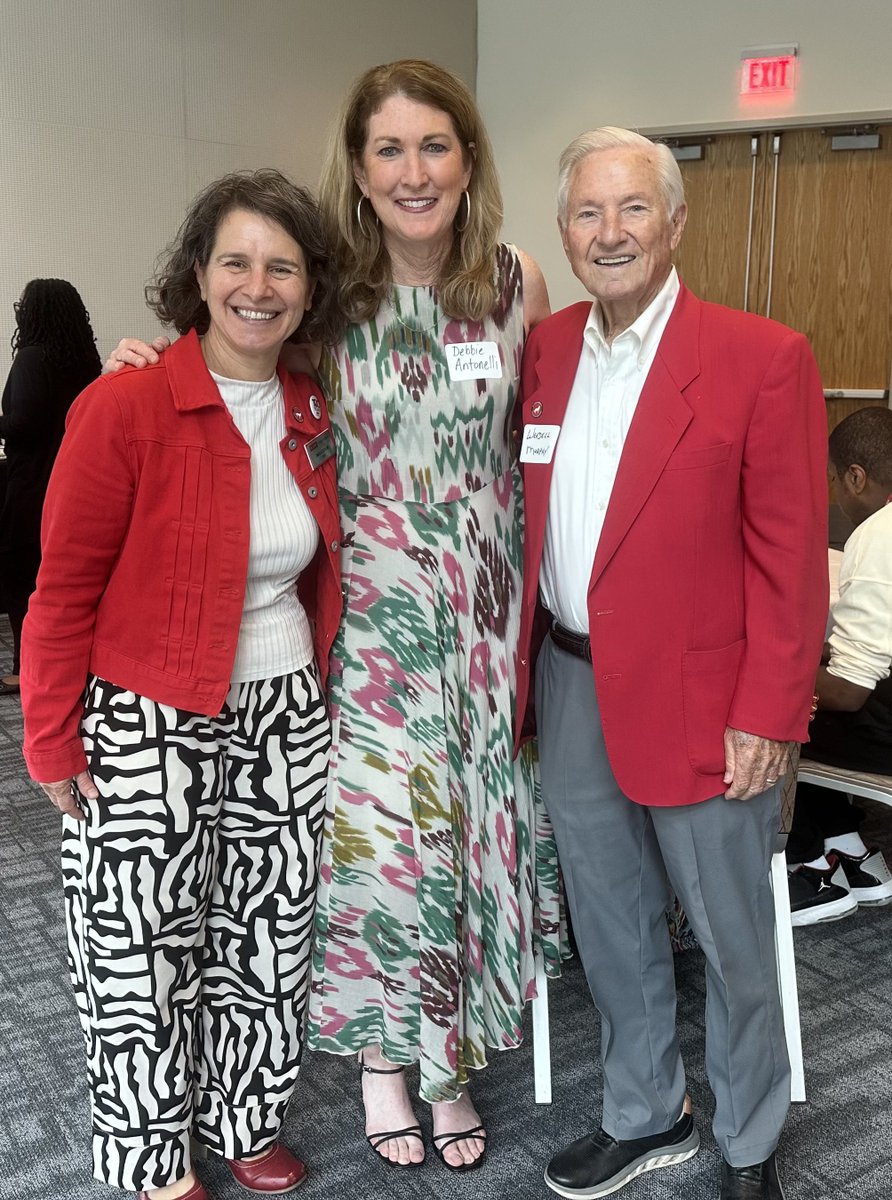 debbieantonelli's tweet photo. May 1 is National #IPSE day &amp; ⁦@NCState⁩ celebrated w/ an ice cream social
Invited Trustee Wendell Murphy &amp; me to meet students &amp; families in Elevate program. Currently 27 students in the 3rd semester of program w/ more students coming!
So proud &amp; happy!
#ncstateelevate https://t.co/wf2aHeAOlz