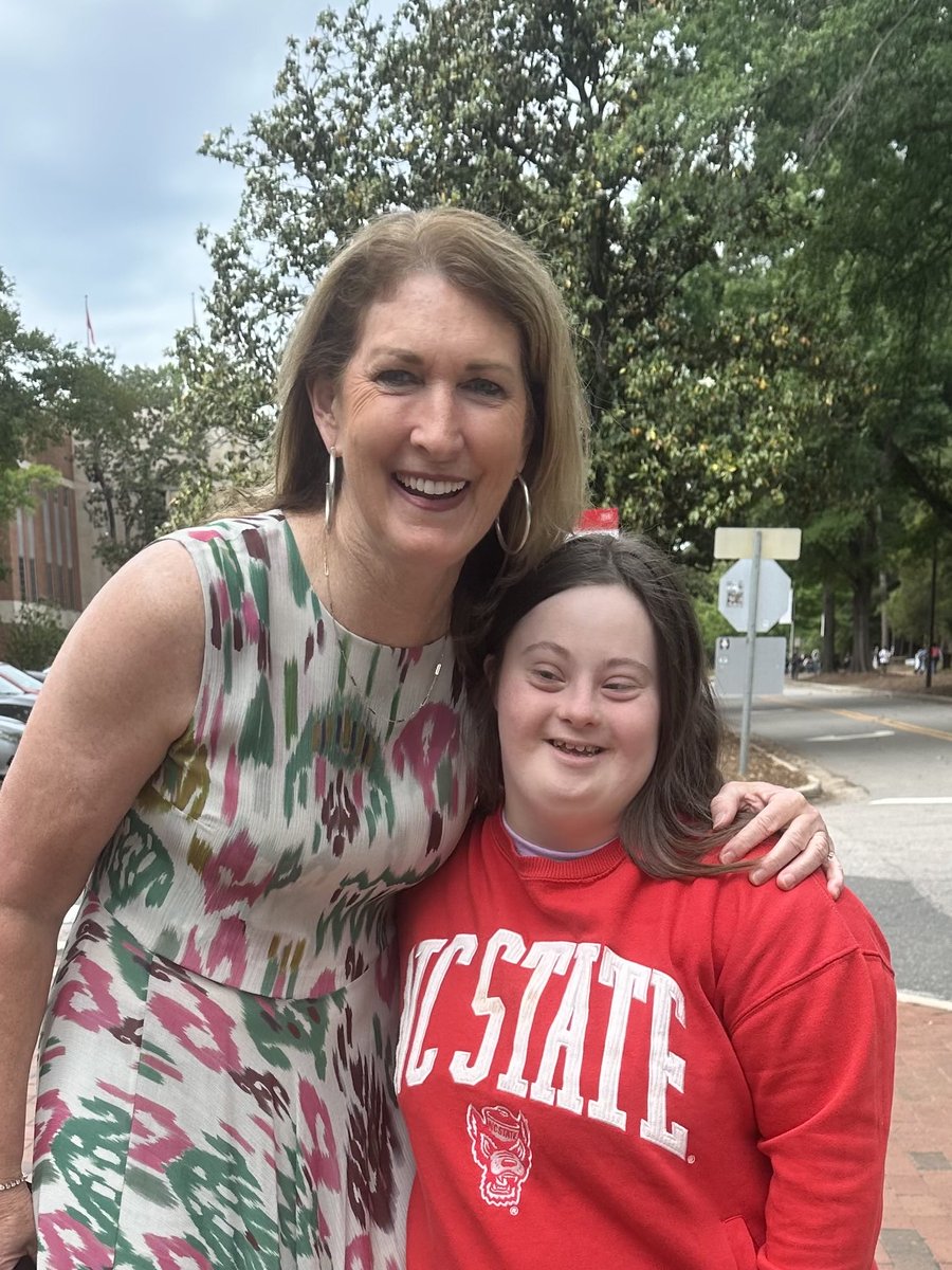 debbieantonelli's tweet photo. May 1 is National #IPSE day &amp; ⁦@NCState⁩ celebrated w/ an ice cream social
Invited Trustee Wendell Murphy &amp; me to meet students &amp; families in Elevate program. Currently 27 students in the 3rd semester of program w/ more students coming!
So proud &amp; happy!
#ncstateelevate https://t.co/wf2aHeAOlz