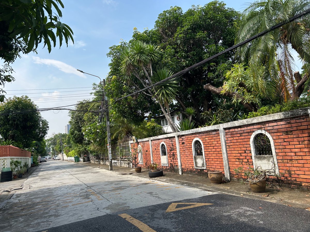 Rajprasong_News's tweet image. Love the tranquility in this side Soi, right behind #Ramkamhaeng University which allows me to park for 15 min and take a good nap. #Bangkok #Thailand