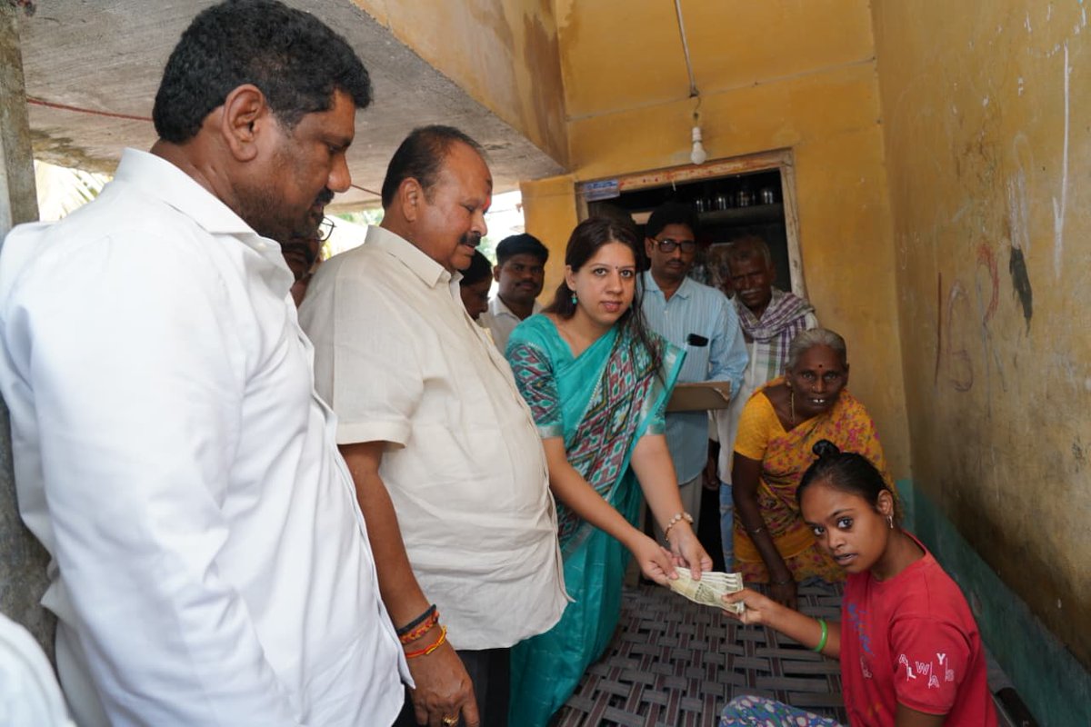 Collector_Plnd's tweet image. జిల్లావ్యాప్తంగా పండుగలా సాగుతున్న పెన్షన్ల పంపిణీ. సత్తెనపల్లి మండలం అబ్బూరి గ్రామంలో ఎన్టీఆర్ భరోసా పెన్షన్ల పంపిణీ కార్యక్రమంలో పాల్గొన్న జిల్లా కలెక్టర్ డా. కృతికా శుక్లా IAS గారు. లబ్ధిదారులకు స్వయంగా పింఛన్లు అందజేశారు #Collector #Narasaraopet #Kritika #IAS #Palnadu