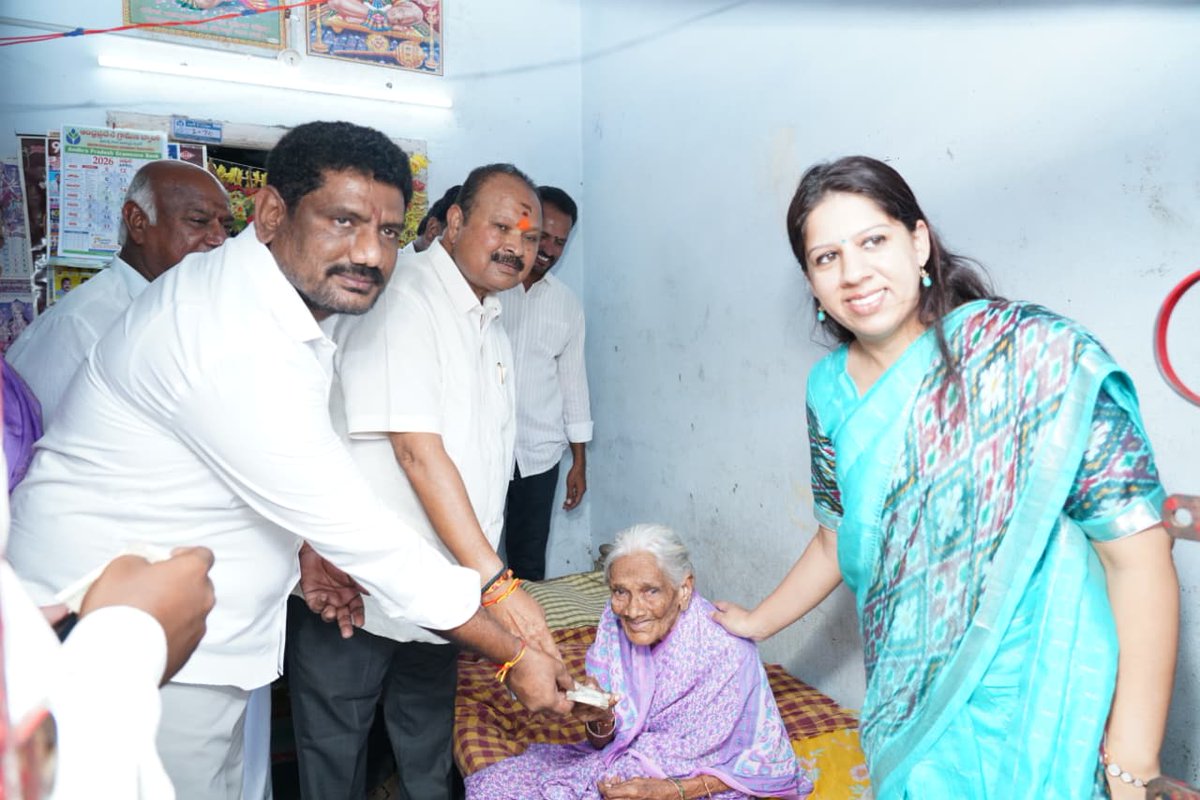 Collector_Plnd's tweet image. జిల్లావ్యాప్తంగా పండుగలా సాగుతున్న పెన్షన్ల పంపిణీ. సత్తెనపల్లి మండలం అబ్బూరి గ్రామంలో ఎన్టీఆర్ భరోసా పెన్షన్ల పంపిణీ కార్యక్రమంలో పాల్గొన్న జిల్లా కలెక్టర్ డా. కృతికా శుక్లా IAS గారు. లబ్ధిదారులకు స్వయంగా పింఛన్లు అందజేశారు #Collector #Narasaraopet #Kritika #IAS #Palnadu